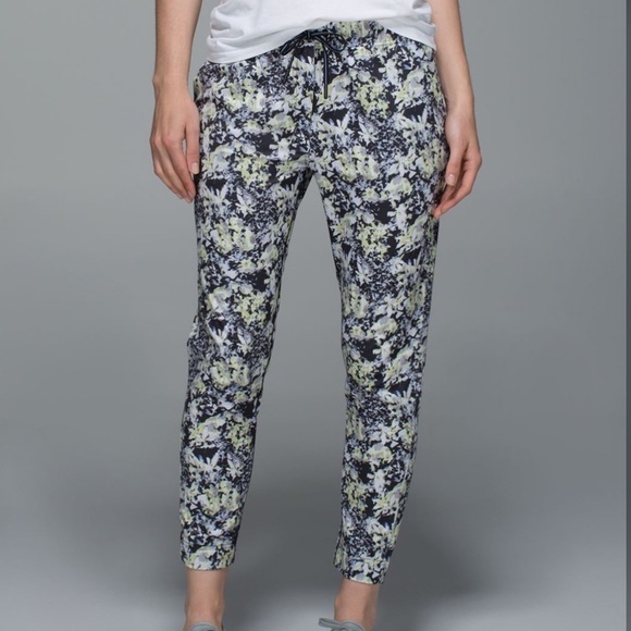Lululemon | Jet Crop Luxtreme Floral yellow Black Drawstring Pants - Picture 1 of 10